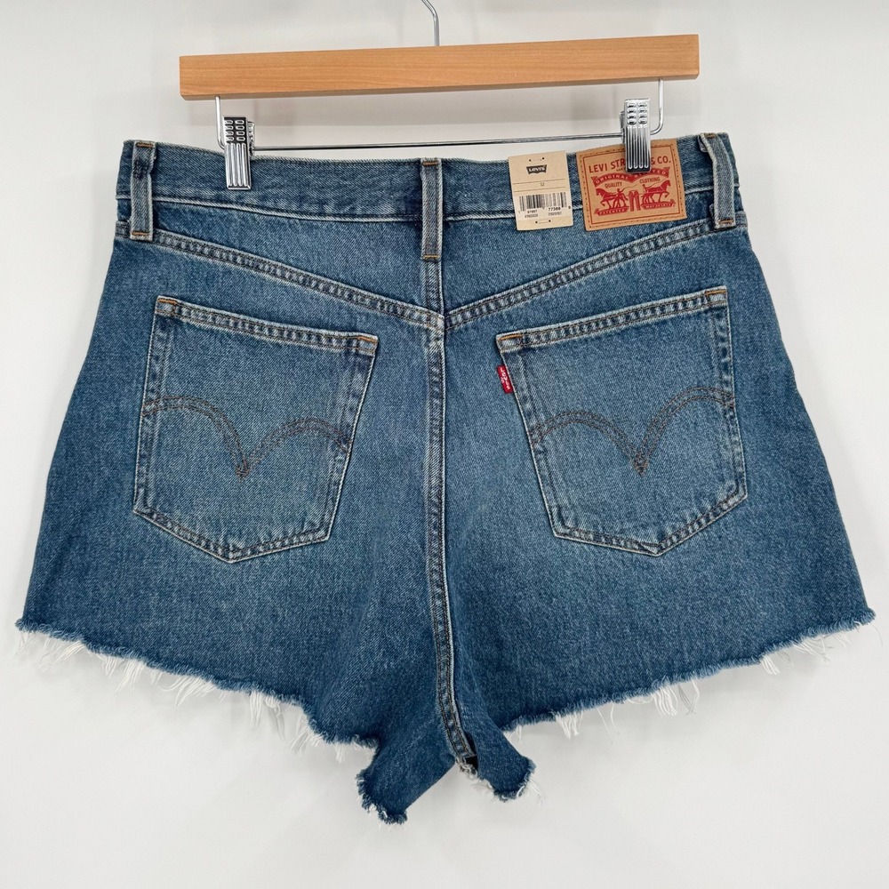 NWT Levi's High-Waisted Mom Shorts Medium Wash Frayed Hem Denim Women's Sz 32 - Picture 4 of 11